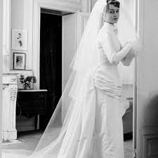 Ecco alcuni tra gli abiti da sposa vip più belli ed entrati nella storia. Classifica Vip 10 Vestiti Da Sposa Piu Brutti
