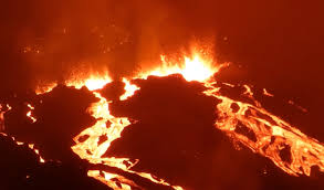 Trouve à 2, 7 km de la rn2 le piton de la fournaise fait toujours son show 2019, année riche en éruptions volcaniques. Reunion Les Impressionnantes Images De L Eruption Du Piton De La Fournaise