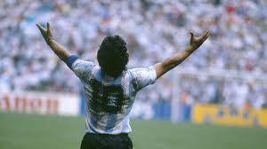 L'argentine se présente à la coupe du monde 1974 avec un effectif renouvelé et prometteur, dirigé par un jeune entraineur, césar luis menotti. Une Legende Un Genie Le Meilleur Joueur De Tous Les Temps Le Monde Du Football Rend Hommage A Diego Maradona