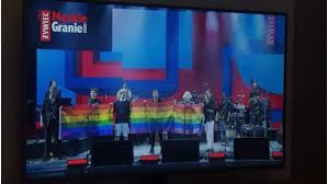 Urodzona 18 sierpnia 1992 roku daria zawiałow, 21 maja 2016 wyszła za mąż za tomasza kaczmarka, który grał w zespole cała góra barwinków, a obecnie występuje ze. Daria Zawialow I Dawid Podsiadlo Wspieraja Osoby Lgbt Symboliczny Gest Artystow Na Koncercie Swiat Radosci