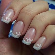 Hermoso diseño de decorado de uñas con una base blanca y flores rojas muy originales. Unas Decoradas Flores Unas Para Novia Manicura Unas Decoradas