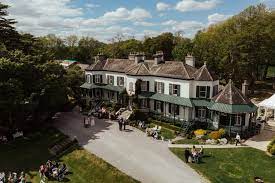 The park hotel is a family friendly venue with separate dining spaces for families, a large bistro area, sports bar and playground. Old World Glamour On The Lakeshore Ashley Park House Onefabday Com