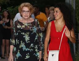 Η μάρω κοντού (αθήνα, 21 ιουνίου 1934, πραγματικό όνομα μαριάνθη κοντού) είναι ηθοποιός του θεάτρου και του κινηματογράφου, έχοντας επίσης και πολιτική σταδιοδρομία διατελώντας δημοτική σύμβουλος αθηνών και βουλευτής στην α΄ περιφέρεια αθηνών με τη νέα δημοκρατία. Marw Kontoy E3odos Sto 8eatro Me Chic Look Pics