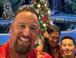 Mele Kalikimaka 🏝️🎄☀️🏝️🎄🏝️🎄☀️ Merry Christmas from my family to  yours! I hope you have a wonderful holiday season with your loved ones ❤️  #Offseason #Maui #Oahu #Family #Vacation #Islands