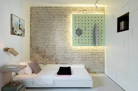 Die kissen sind einzeln abnehmbar und der bezug (wahlweise aus verschiedenen ledersorten oder stoffen). Bett Ohne Kopfteil Ein Harmonisches Schlafzimmer Interieur
