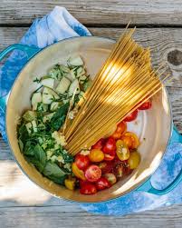 A One Pot Pasta For Late Summer In Le Creuset Teal Theyearinfood Eten Recepten