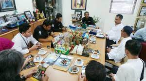 Oleh karena itu, ketua panitia harus dapat berkomunikasi dan bekerja sama dengan berbagai pihak yang ikut mendukung berjalannya kegiatan pameran. Panitia Pameran Pedang Nabi Kunjungi Kantor Bpost Group Banjarmasin Post