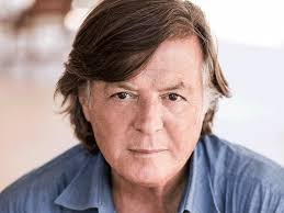 Li vedi passare con il cellulare in tasca il rolex d'oro al polso e i capelli lunghi in testa ragazze ben vestite ma sembrano mignotte coglione pariolino . Adriano Panatta Eccellenze Italiane Storie