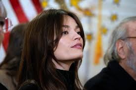 Ella Mackey's Instagram, Twitter & Facebook