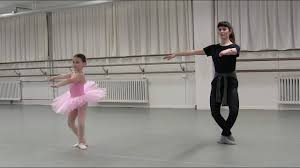 Doch welche übungen lassen sich auch zuhause und ohne geräte ausführen? Ballett Ubungen Fur Kinder Ballet Workout For Child Youtube