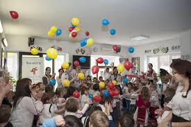 Spre deosebire de sistemul clasic romanesc, la step by step parintii sunt mult mai implicati in activitatile copiilor. Ziua Nationala La Gradinita Bambi Si Scoala Gimnaziala Step By Step