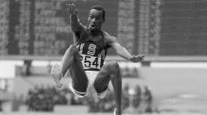 El récord mundial masculino en salto triple corresponde al inglés jonathan edwards en 1995, cuando alcanzó una marca de 18,29 metros. Beamon Vuela Para Lograr El Record De Salto Largo En Mexico 1968