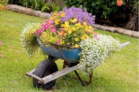 Mini Garden On A Wheelbarrow Garten Deko Ideen Garten Deko Garten