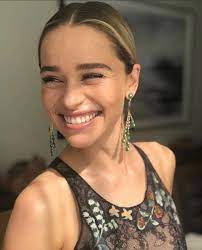 Her father was a theatre sound engineer and her mother is a businesswoman. Emilia Clarke Daenerys On Instagram Her Smile Emilia Clarke Emelia Clarke Amelia Clarke