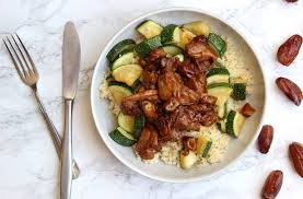 Mar 10, 2017 · doe de couscous in een bakje en vul de kom ongeveer tot 1 cm boven de couscous met bouillon. Marokkaanse Kip Met Kaneel Dadels En Couscous Keukenmeid