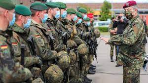 Měl tehdy téměř 500 tisíc vojáků a 170 tisíc civilních pracovníků. Bundeswehr Reform Geruchte Zu Einem Umbau Der Teilstreitkrafte