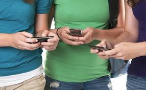What do people do on their mobile phones? Why Do People Always Look At Their Smart Phone