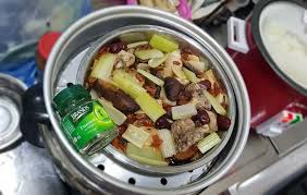 Instead of going to a restaurant, people often just order online or over the phone and get their favorite food delivered to their homes. Mamamia Confinement Food Delivery Happypreggie