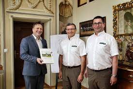 Tomasz romanowski to także uczestnik nowego programu polsatu pod tytułem tylko jeden. W Puszczy Powstanie Kaplica Portal Informacyjny Powiatu Wieliczka Wieliczka Pl