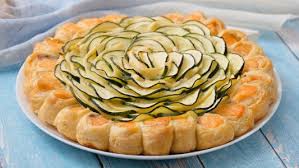 Un'idea diversa dal solito consiste nel realizzare delle girelle che possono essere farcite nei modi più disparati. Torta Di Pasta Sfoglia Con Salmone E Zucchine Il Risultato E Sorprendente