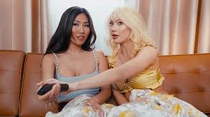 Делает куни подружке