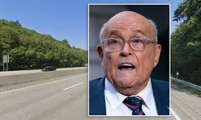 STRONG WILLED SUSAN MCDOUGAL'S REFUSAL TO TALK HAS BOUGHT HER AN 18-MONTH  CONTEMPT SENTENCE AND MADE HER THE HEROINE OR THE CHUMP OF THE WHITEWATER  CASE