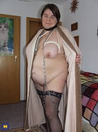 German granny loves these chains and bondage - Mature.nl