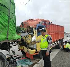 Saat ini sedang proses evakuasi avanza. Tabrakan Truk Di Cipali Satu Sopir Tewas Pikiran Rakyat Com