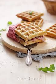 Pe fiecare foaie de foietaj se aseaza felii de cascaval pe lung si peste ele se aseaza. Waffe Sarate Cu Sunca Si Cascaval Retete Culinare Laura Adamache