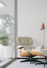 Son appparence design n'enlève rien à son confort grâce à une assise rembourrée et ses 2 accourdoirs. Eyes For Eames Damsel In Dior Fauteuil Lounge Eames Mobilier Design Fauteuil Lounge