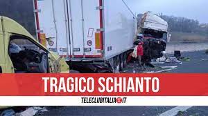 Coinvolte tre auto e un autoarticolato che si è ribaltato bloccando il. Violento Incidente In A14 Due Morti E Un Ferito Chiuso Tratto Di Autostrada