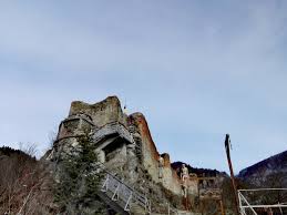 Astazi, orasul este vizitat in mod special pentru in curtea de arges se afla numeroase obiective turistice ce amintesc de aceasta legenda. La Curtea De Arges Cetatea Poienari Si Tutana Tara Dacilor