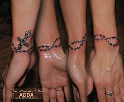 Fancy rosary tattoo on arm. Tatuajes De Rosarios Las Mejores Fotos De La Web Wrist Tattoos For Guys Wrist Tattoos For Women Tattoo Designs Wrist