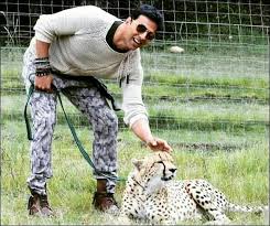 Akshay With His Favorait Animals Akshay Kumar Style Akshay Kumar Bollywood Actors