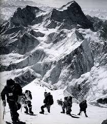 8 climbers die during the 1996 everest disaster over the course of the night, doug hansen would die. Anatoli Boukreev Mike Groom Jon Krakauer Andy Harris And A Long Line Of Climbers On The Everest Upper Southe Everest Mountaineering Climbing Mountaineering