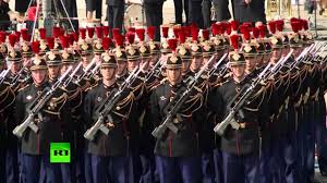 On élit le président on met le drapeau devant les maisons on danse et on regarde les feux d'artifice. Le 14 Juillet La Fete Nationale Francaise Bastille Day