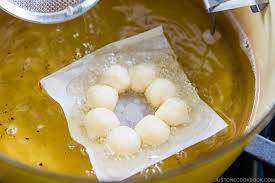 Save a few spare dough balls to test the oil if you wish. Pon De Ring Donut Recipe ãƒãƒ³ãƒ‡ãƒªãƒ³ã‚° Just One Cookbook