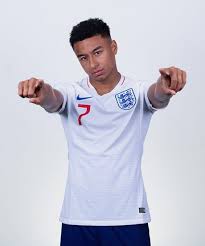 Hombre sosteniendo su camiseta, harry kane 2018 copa mundial inglaterra equipo nacional de fútbol jugador de fútbol. Pin By Gabby Murphy On Manchester United Football Club Mufc England Football Team Jesse Lingard Manchester United Football Club