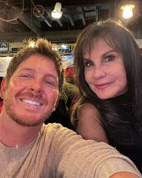 Fã de Britney Spears se aproxima de mãe da cantora, a expõe e caso vai  parar na Justiça