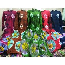 Model baju sasirangan di bawah ini merupakan perpaduan antara kain sasirangan dan kain polos yang dijahit sedemikian rupa sehingga terlihat sangat keren. Harga Bajusasirangan Terbaik Juli 2021 Shopee Indonesia