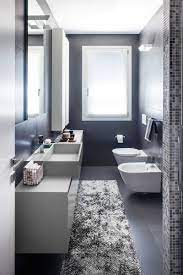 Rivestimenti in questo tonalità doneranno a tutta la famiglia benessere e riposo mentale. Ristrutturare Un Bagno Stretto E Lungo 50 Idee E Soluzioni Per Ristutturazione Bagni Stretti Start Preventivi