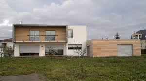 Belle petite maison individuelle en bois moderne avec son toit plat et sa terrasse. Maison A Ossature Bois A Toit Plat Abt Construction Bois