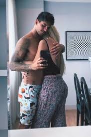 Gabriel medina, 27, publicou nas redes sociais uma homenagem para a agora esposa, yasmin brunet, 32, nesta. Gabriel Medina Posa Com Yasmin Brunet Apos Casamento No Havai E Exibe Alianca Famosos Extra Online