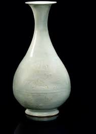 Vase En Porcelaine Emaillee Blanc Yuhuchunping Chine Debut De La Dynastie Ming 1368 1644 Alain R Truong Chinese Pottery Chinese Art Ceramics