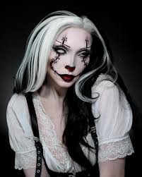 Bride of Frankenstein meets Pennywise 🪡🎪 ⠀⠀⠀⠀⠀⠀⠀⠀⠀ Products used:  @mehronmakeup clown white lite, paradise makeup aq (red, black, white)  @halfmagicbeauty liquid liner @makeupforever HD foundation stick  @blendbunnycosmetics forget me not ...