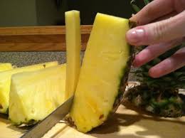 Con un coltello sottile dalla lama appuntita eliminate il torsolo centrale. Come Pulire L Ananas A Casa Con Un Coltello