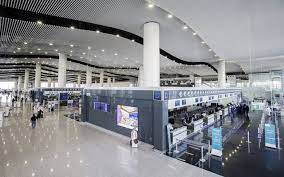 مطار الملك خالد الدولي وهو مركز نظام النقل الجوي الوطني في مدينة الرياض بالمملكة العربية السعودية. Ù…Ø·Ø§Ø± Ø§Ù„Ù…Ù„Ùƒ Ø®Ø§Ù„Ø¯ Ø§Ù„Ø¯ÙˆÙ„ÙŠ ÙŠØ­ØµÙ„ Ø¹Ù„Ù‰ Ø´Ù‡Ø§Ø¯Ø© Ø§Ù„Ø§Ø¹ØªÙ…Ø§Ø¯ Ø§Ù„ØµØ­ÙŠ Ù…Ø¹Ù„ÙˆÙ…Ø§Øª Ù…Ø¨Ø§Ø´Ø±