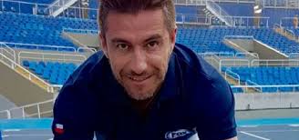 Y es que el pasado lunes debieron despedir a otro de sus hijos, quien partió rumbo a estados unidos gracias a una beca deportiva de voleibol. No Estoy Llorando Asi Dice Adios Fernando Solabarrieta A Sus Tres Anos En Mega Lima Limon Entretencion