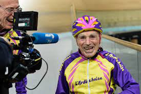 Robert marchand, qui avait écrit à macron fin novembre, est mort dans la nuit de vendredi à samedi robert marchand, qui était encore sur son vélo il y a quelques mois, est mort à l'âge de 109 ans. Robert Marchand Fete Ses 109 Ans Federation Francaise De Cyclisme