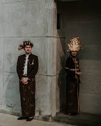 Pasangan jajang sudiana dan susan sukmaja. Prewedding Adat Mandailing Jawa Ina Adryan Alexo Pictures Bridestory